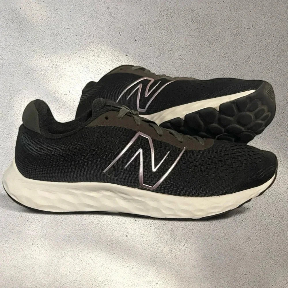 New Balance 520v8 W520LB8 Women’s 9.5 / Men’s 8 Black White Running Shoes - Picture 3 of 8